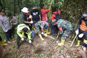 Polres Bogor dan TNI menutup lubang tambang emas ilegal