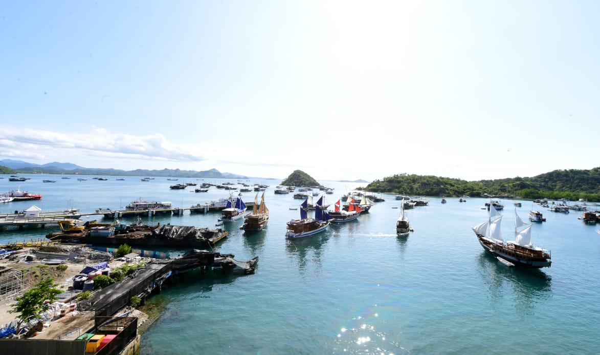 Kapal Wartawan Istana, Terbalik, Tengah Laut
