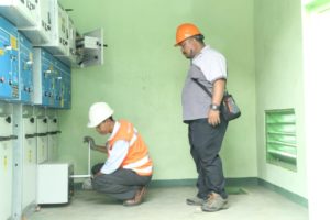 Petugas Perumda Tirta Pakuan, uji coba inline pump, tekanan air