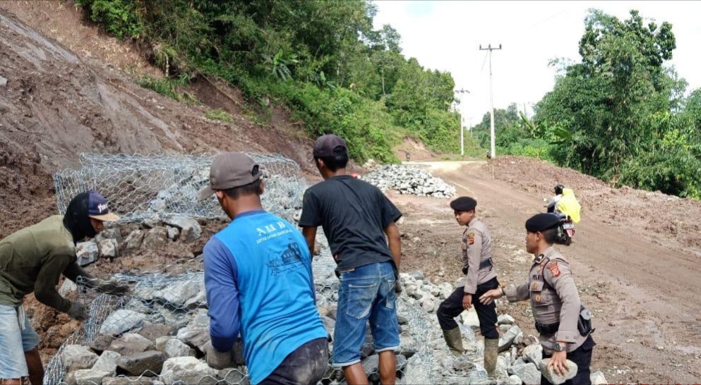 Sabhara Shabara Polres Bogor, Bencana, Akses, Jalan Licin, Sukajaya
