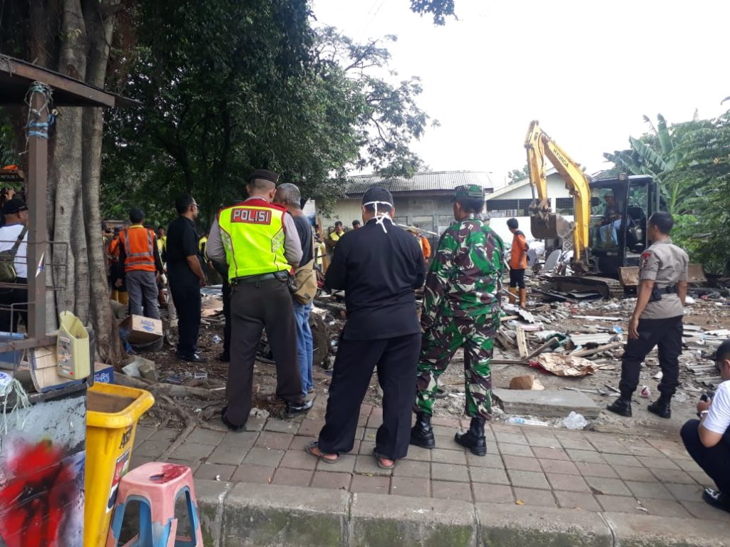 Pemerintah Kecamatan Bogor Utara bongkar lapak pkl, jl adnawijaya