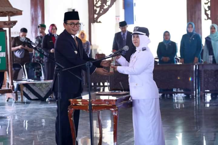 Bupati Pamekasan dan Kades Murtajih, Endang Suciati Bupati Pamekasan lantik PAW Kades