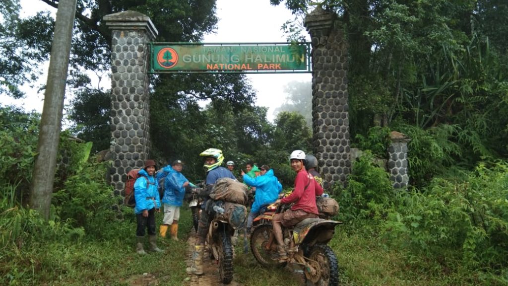 Relawan Komunitas Vespa