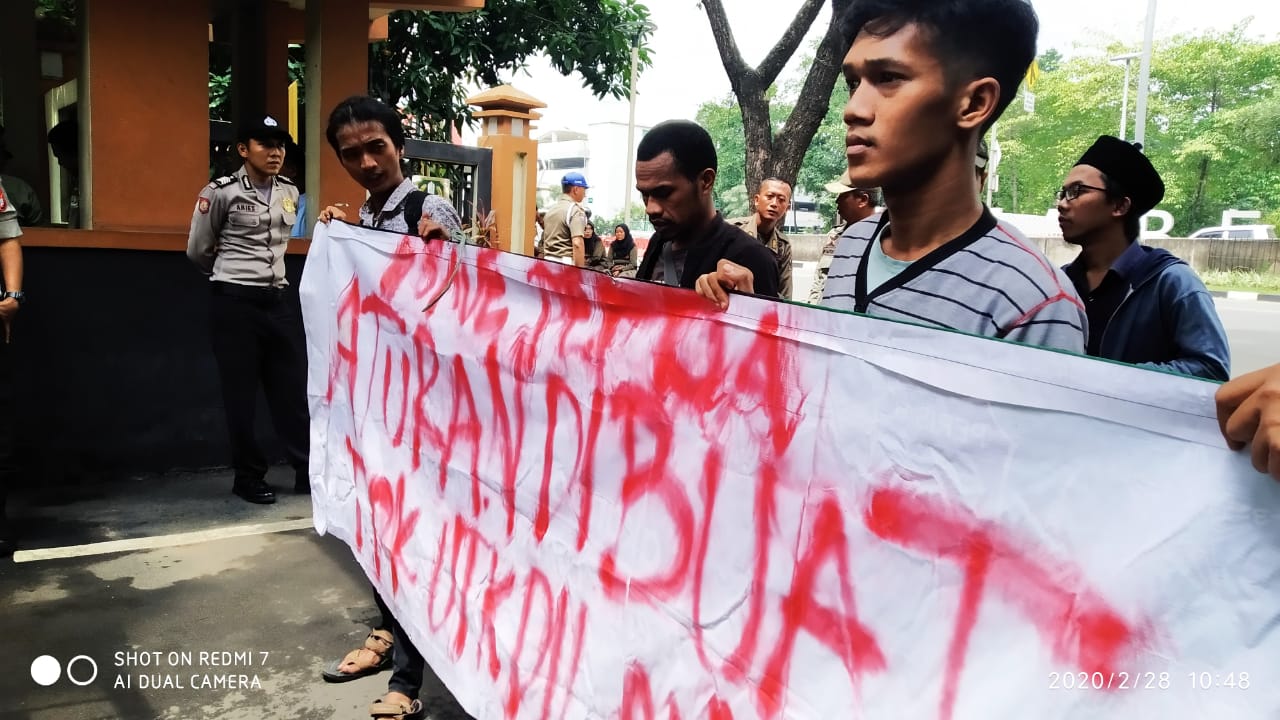 Perisasi, Bekasi, Bale Samatri, Protes