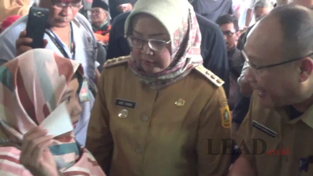 Ade Yasin E-KTP E-KTP, Lambat, Bupati Bogor, Disemprot, Warga
