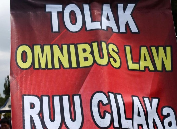 Omnibus Law Bikin Galau Spanduk, Omnibus Law kok Bikin Galau