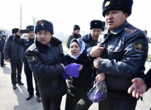 Aktivis Perempuan Kirgistan Aktivis Perempuan Kirgistan, Diserang, Ditahan