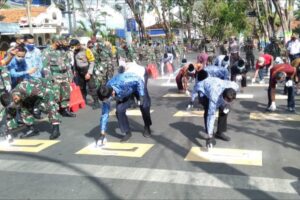 Bupati dan Wakil Bupati Pamekasan Bupati, Pamekasan, Physical Distancing, Marka Jalan