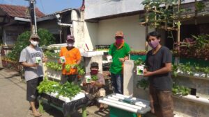 Pengurus RW 16 Kelurahan Mekarjaya Kelurahan Mekarjaya, Program KRPL, Kementan