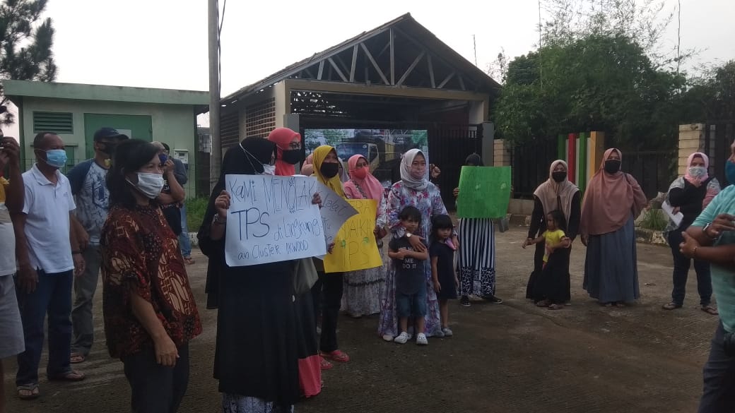 Warga, Cluster Oekwod, Unjuk Rasa, TPS