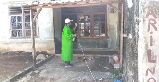 Warga Tonjong Semprotkan Disinfektan Corona, Warga, Tonjong, Disinfektan