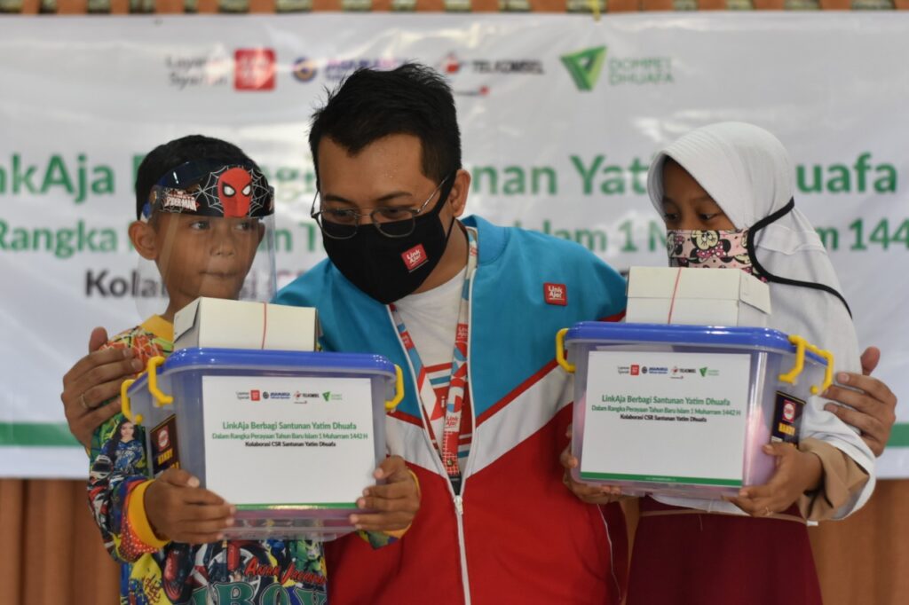 Dompet Dhuafa Jabar Bagikan Kado untuk Ratusan Anak Yatim Dompet Dhuafa, Jabar, Kado, Anak Yatim