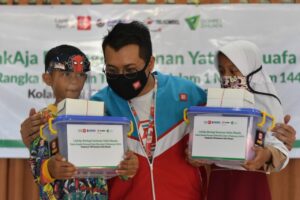 Dompet Dhuafa Jabar Bagikan Kado untuk Ratusan Anak Yatim Dompet Dhuafa, Jabar, Kado, Anak Yatim