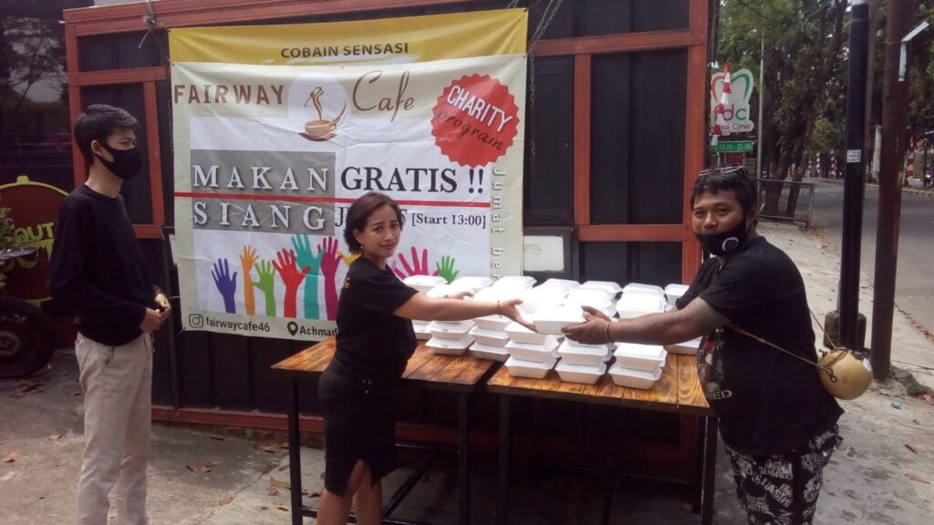 Cafe Fairway Bagikan Nasi Box Gratis Setiap Jumat Cafe Fairway, Nasi Box, Gratis, Jumat