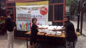 Cafe Fairway Bagikan Nasi Box Gratis Setiap Jumat Cafe Fairway, Nasi Box, Gratis, Jumat