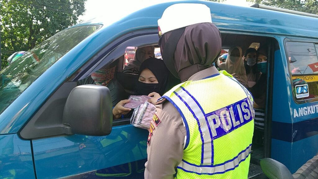 Polisi Bagikan Masker ke Pelanggar Lalu Lintas di Bogor Polisi, Polres Bogor, Masker, Lalu Lintas