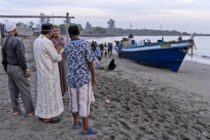 Ratusan Pengungsi Rohingya Terdampar di Pantai Aceh Ratusan Pengungsi Rohingya Terdampar di Pantai Aceh
