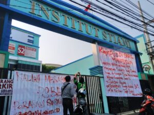 Kampus STIAMI Disegel Para Mahasiswa Kampus, STIAMI, Segel, Mahasiswa