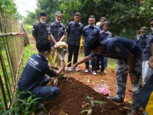 FKT Cibinong Tabur Bunga ke Makam Bapak Karang Taruna Cibinong, Tabur Bunga, Karang Taruna