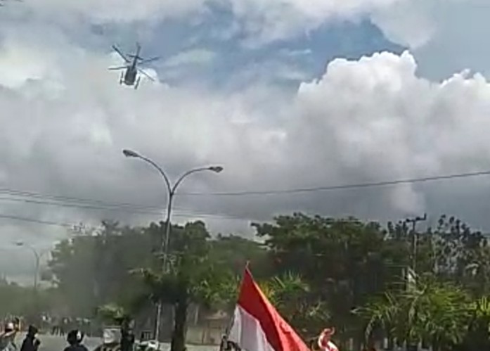 Ricuh, Demonstrasi Mahasiswa Kendari Dibubarkan dengan Helikopter Demonstrasi, Mahasiswa, Kendari, Helikopter