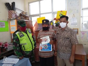 Babinsa Laladon Dampingi Kades Serahkan Bantuan BLTD Babinsa, Laladon, Kades, Bantuan, BLTD