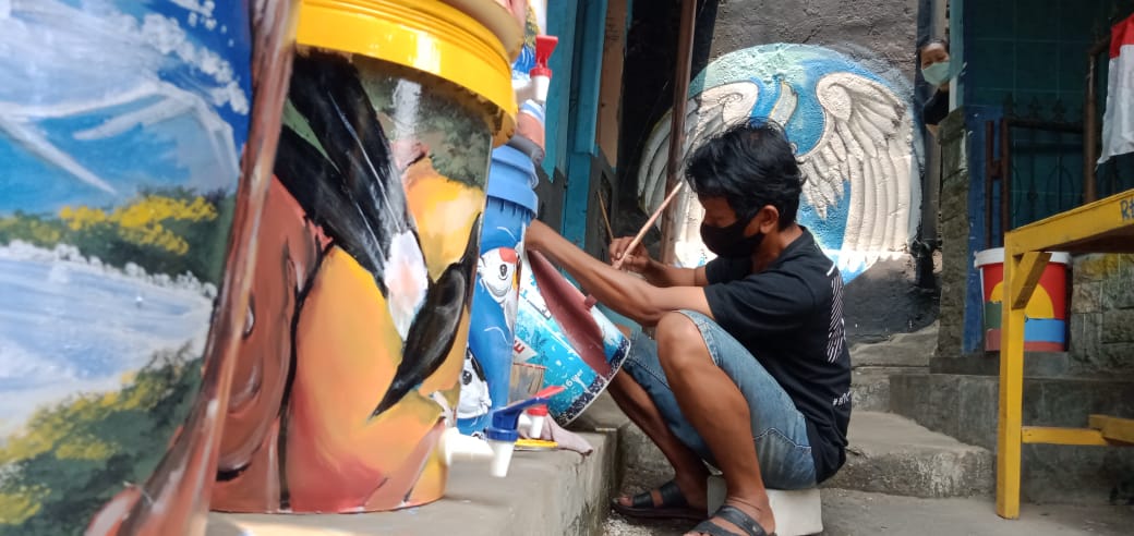 Kreatif, Limbah Ember Jadi Karya Berharga di tengah Pandemi