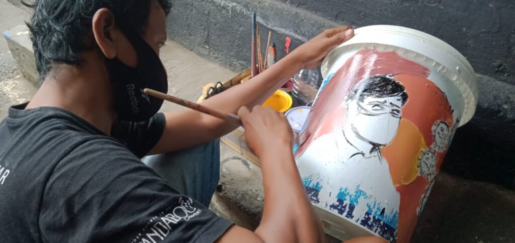 Kreatif, Limbah Ember Jadi Karya Berharga di tengah Pandemi Kreatif, Limbah, Ember, Karya, Pandemi