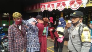 Bhabinkamtibmas Pamoyanan Sidak Masker, Pelanggar Diberi Sanksi Bhabinkamtibmas, Pamoyanan, Sidak, Masker, Sanksi