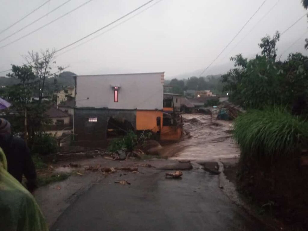 Satu Rumah Hanyut Akibat Banjir di Cicurug Sukabumi Rumah, Hanyut, Banjir, Cicurug, Sukabumi