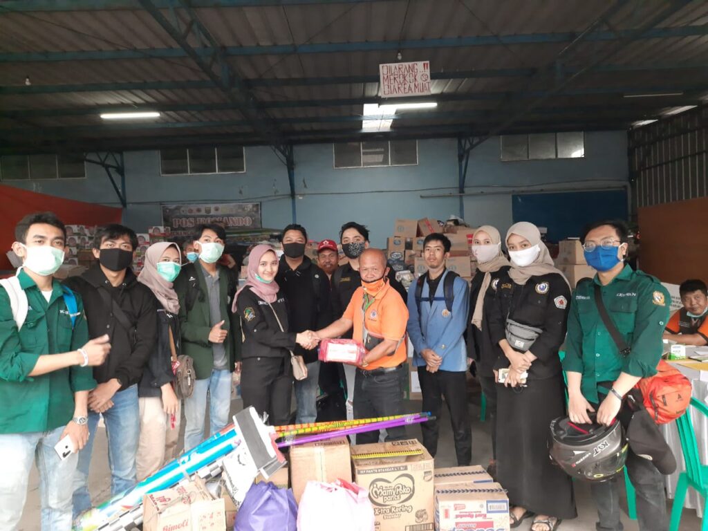 Mahasiswa Bogor Serahkan Bantuan bagi Korban Banjir Cicurug Mahasiswa, Bogor, Bantuan, Banjir, Cicurug