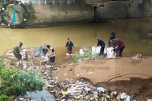Komunitas RKPK Bersihkan Sampah di Sungai Ciliwung Komunitas, RKPK, Sampah, Sungai, Ciliwung