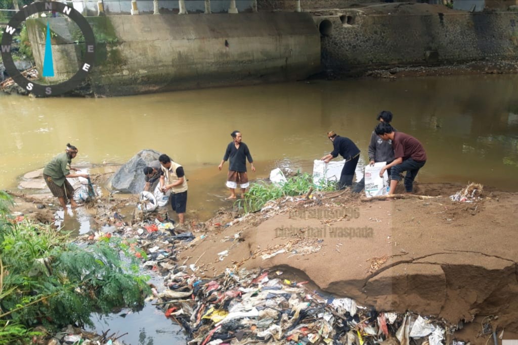 Komunitas RKPK Bersihkan Sampah di Sungai Ciliwung Komunitas, RKPK, Sampah, Sungai, Ciliwung