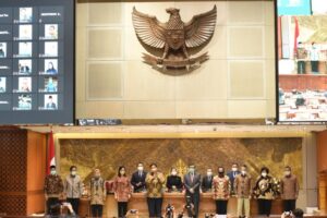 DPR Sahkan Omnibus Law RUU Cipta Kerja menjadi UU DPR, Omnibus Law, RUU, Cipta Kerja, UU
