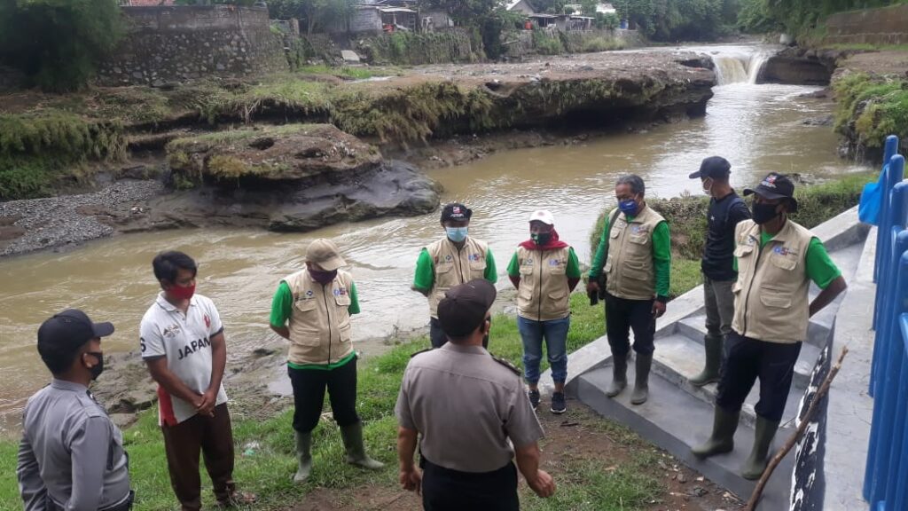 Kasat Binmas Sosialisasikan Protokoler Kesehatan di Sungai Ciliwung Binmas, Sosialisasi, Protokoler, Kesehatan, Ciliwung