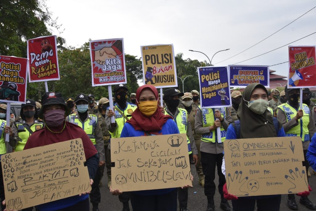 Aksi Polwan di tengah Demo Tolak Omnibus Law di Bogor Aksi, Polwan, Omnibus Law, Bogor