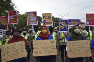 Aksi Polwan di tengah Demo Tolak Omnibus Law di Bogor Aksi, Polwan, Omnibus Law, Bogor
