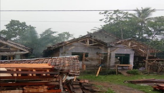 Angin, Pandeglang, Rumah