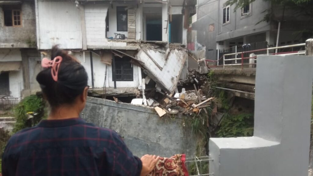 Warga, Bogor Selatan, Keluhan, Bangunan, Ambruk