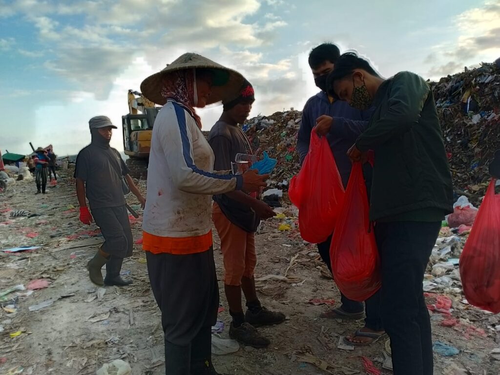 Sumpah Pemuda: Komunitas Turun Tangan Bali Bagikan 300 Nasi Jinggo Sumpah Pemuda, Komunitas, Turun Tangan, Bali, Nasi Jinggo