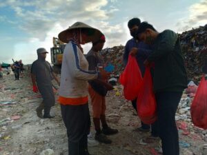 Sumpah Pemuda: Komunitas Turun Tangan Bali Bagikan 300 Nasi Jinggo Sumpah Pemuda, Komunitas, Turun Tangan, Bali, Nasi Jinggo