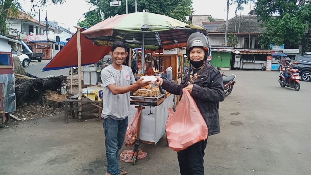 Jum'at Berkah, Bikers FKPII Bogor Bagikan Nasi ke Pengguna Jalan Jum'at Berkah, Bikers, FKPII Bogor, Nasi