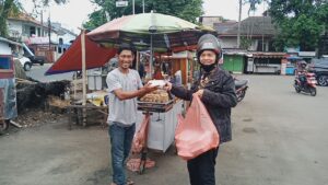 Jum'at Berkah, Bikers FKPII Bogor Bagikan Nasi ke Pengguna Jalan Jum'at Berkah, Bikers, FKPII Bogor, Nasi
