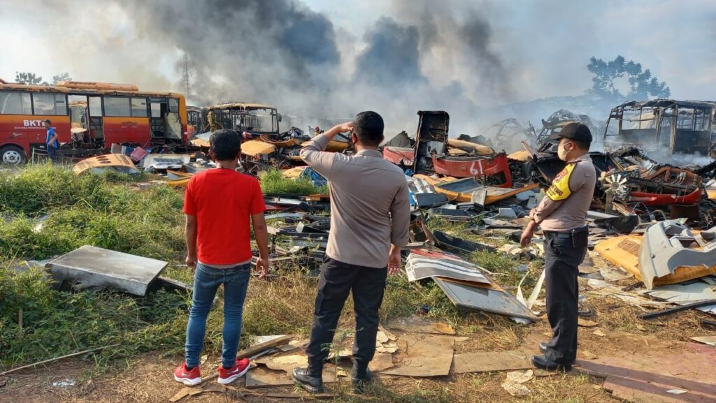 Habis Dikeluhkan Warga, Gudang Bus Trans Jakarta Terbakar Keluhan, Warga, Trans Jakarta, Kebakaran