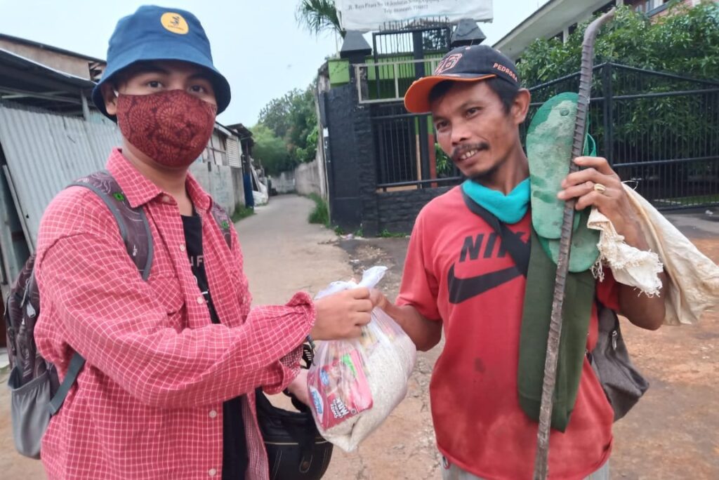 D-CALL Bagikan Sembako di tengah Pandemi D-CALL, Sembako, Pandemi