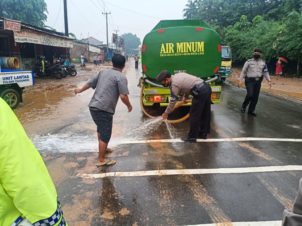 Polsek Cileungsi, Galian, Tanah, Warga