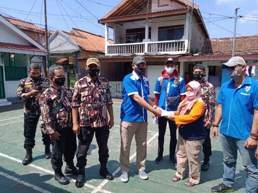 Cegah Covid-19, KNPI Bagikan Masker di Kelurahan Menteng Covid-19, KNPI, Masker, Kelurahan Menteng