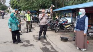 Sambil Bagikan Masker, Kelurahan Ciparigi Imbau Warga Patuhi Prokes Masker, Kelurahan Ciparigi, Warga, Prokes