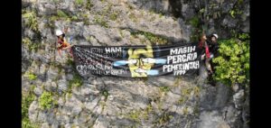 Bentangkan Spanduk, Mapala Bogor Minta Omnibus Law Dicabut Spanduk, Mapala, Omnibus Law,
