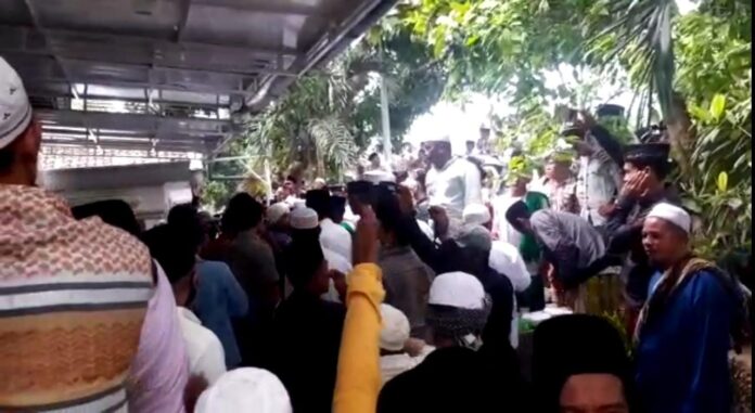Rumah Ibunda Mahfud MD Didemo Ratusan Orang Rumah, Mahfud MD, Demonstrasi