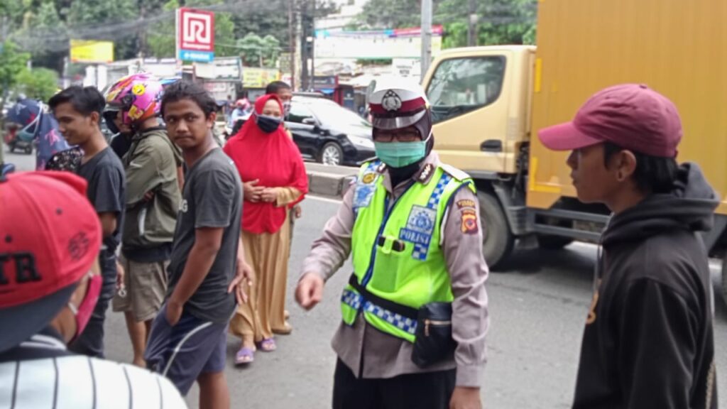 Polsek Cibinong Tindak 132 Pelanggar Protokol Kesehatan Polsek Cibinong, Pelanggar, Protokol, Kesehatan